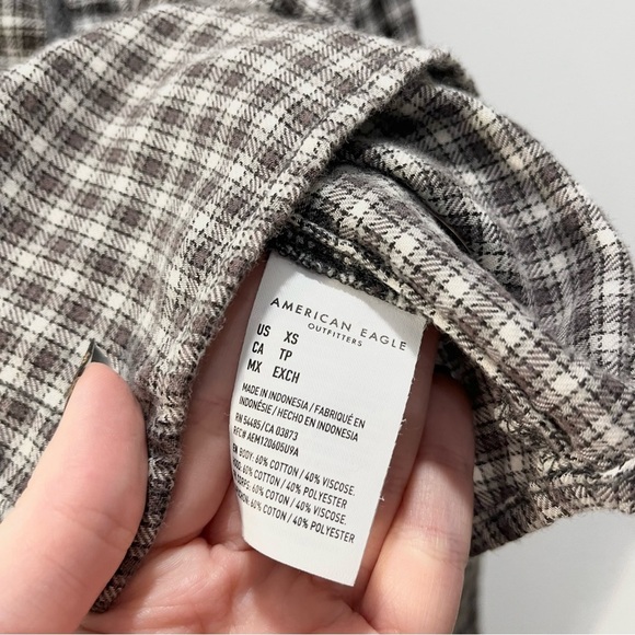 American Eagle Gray White Plaid Flannel Cropped Button Up Hoodie Sweater Shacket - Picture 10 of 10